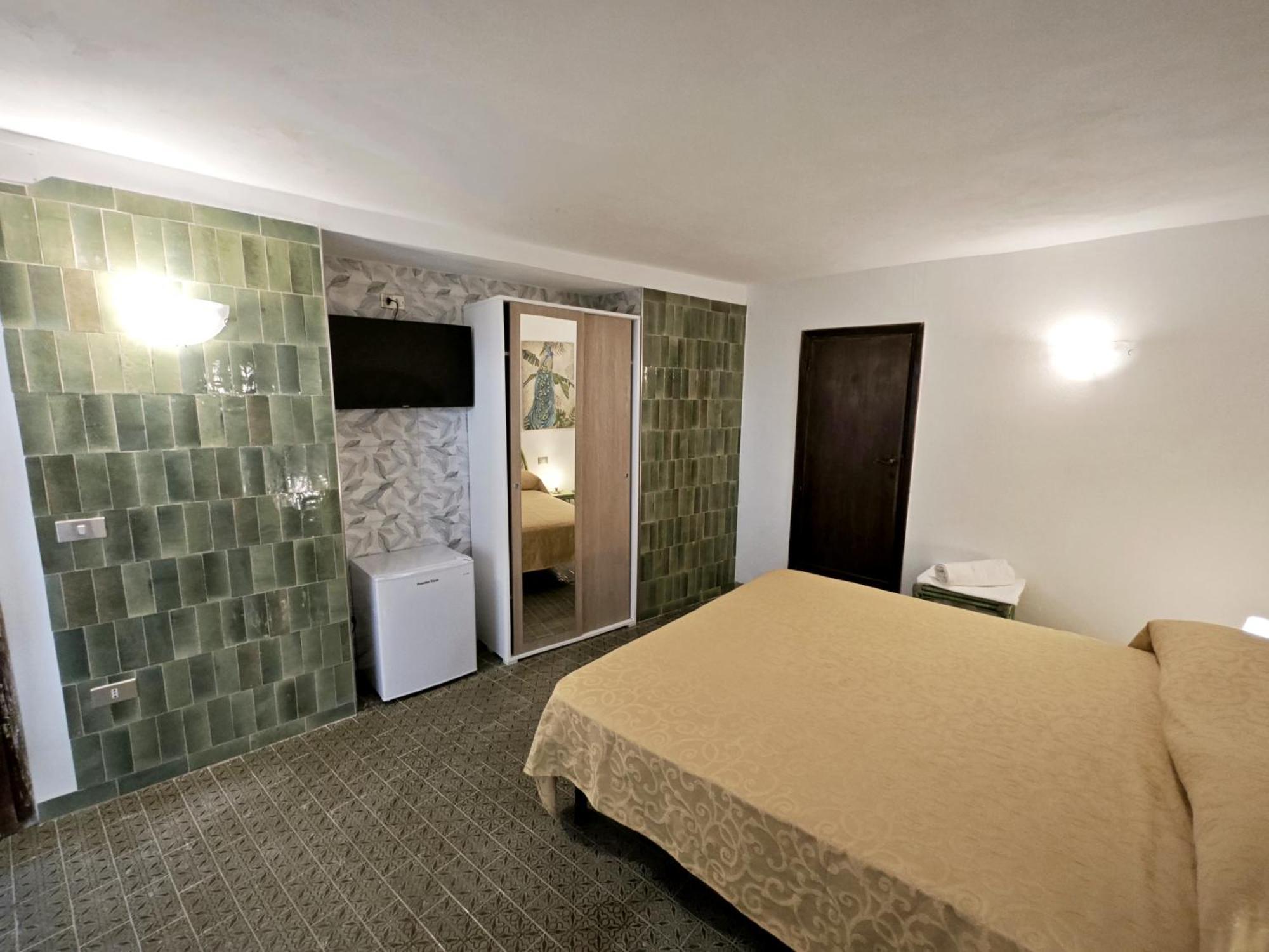 Hotel Golfo Azzurro Каполивери Екстериор снимка